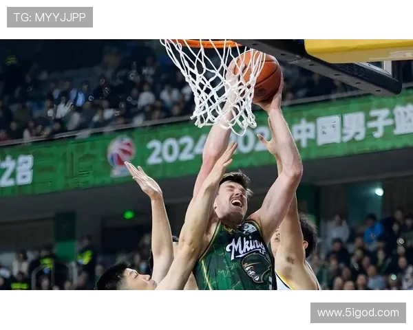 广厦与广东激战常规赛谁能在这场巅峰对决中笑到最后