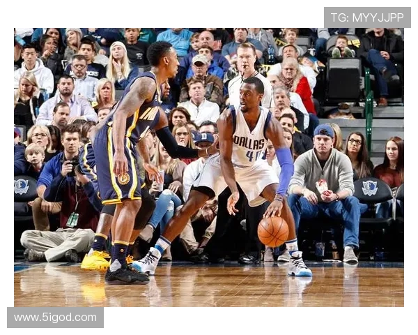 雷霆与小牛首节激战精彩回顾双方球员表现与战术分析